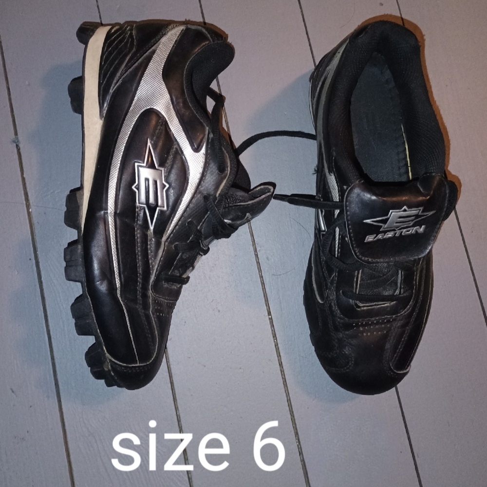👗 (B3G1) Easton Black and White Sports Cleats